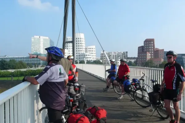 2007-tour14-044F8E60427-A5B2-40F1-C676-F71858F712FA.webp