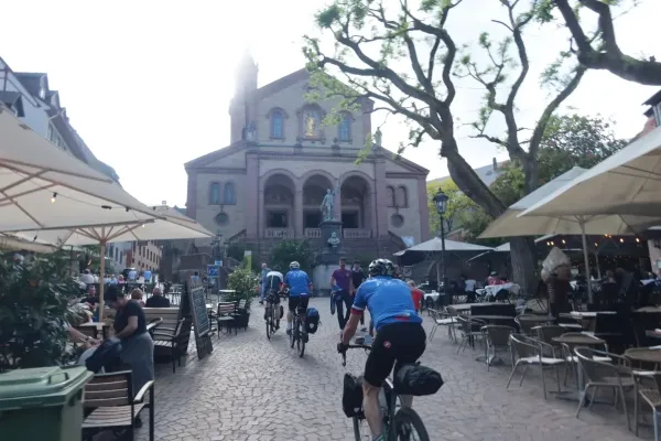2025-eroeffungstour-083616076C6-B90A-E2F7-AF4B-71ED896CAA98.webp