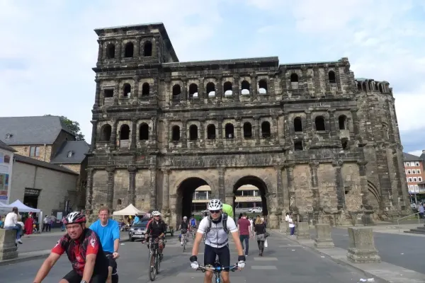 2015-tour22-053511E9F2A-F8D7-DD84-67ED-5B935210A6ED.webp